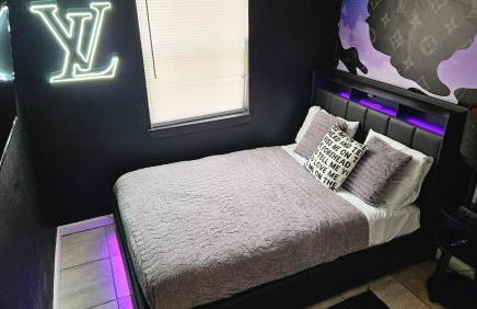 The Gawdy Den with Fast WIFI 2 minutes from Downtown Houston! - Photo 2