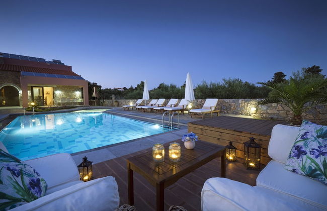 Private Polished Mansion w Private Pool Jacuzzi - Photo 12