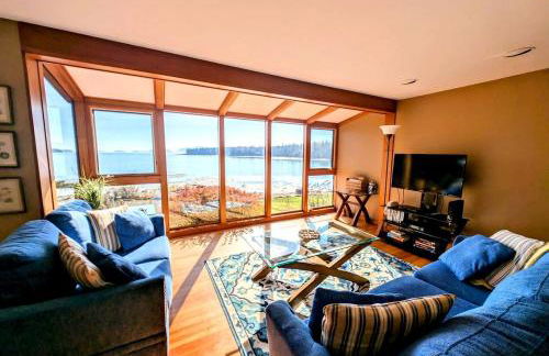 Charming Waterfront Sea Cottage with Private Beach near Bar Harbor, Hancock Maine - Photo 3