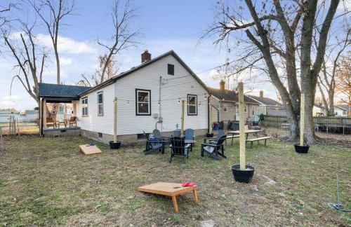 Urban Oasis Cozy Home Near Downtown with Game Room and Firepit - Foto 21