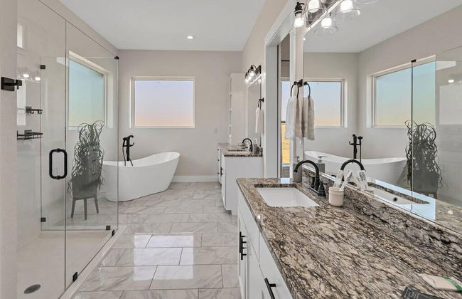 New Luxury Texas Farmhouse - Photo 58