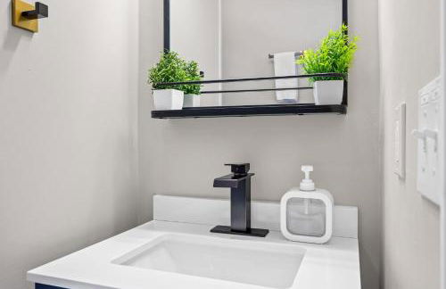 6 Min to Ark, Free Covered Parking, Deck and Grill - Foto 15