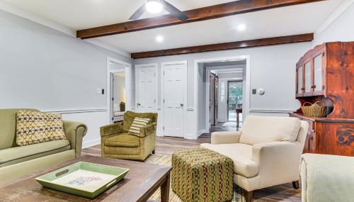 Walk to Parks and Town Square Cary Home with Yard! - Foto 5