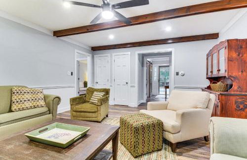 Walk to Parks and Town Square Cary Home with Yard! - Foto 5