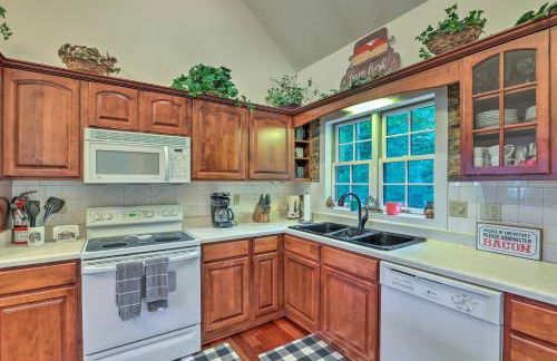 Tranquil Hendersonville Cabin with Mountain Views! - Foto 3