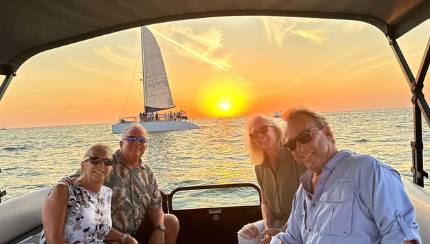 A bordo della barca al tramonto