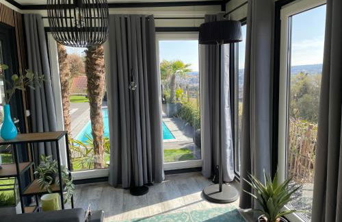 TINY-HOUSE mit Alpen- Stadt- und Poolblick , WLAN - Foto 11