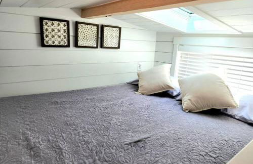 NEW Nook Tiny Home with Deck Firepit Skylights - Foto 12