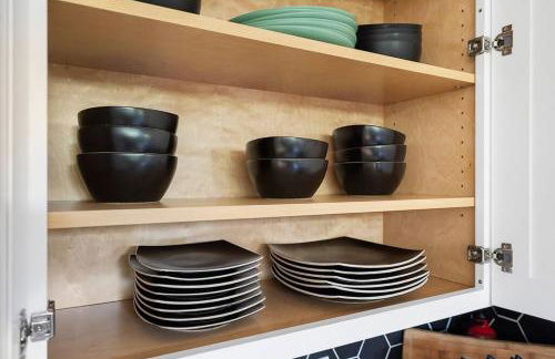 Black House - Downtown Elegance with HotTub and King Beds - Foto 55