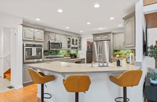 Newly Renovated Luxe Home near Asheville | Pool, Hot Tub, Theater & Games! - Foto 12