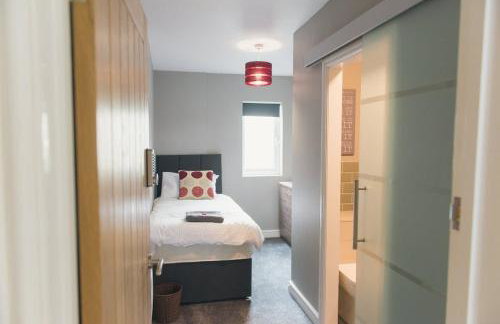 LYNNTON HOUSE Stunning 6 bed Town Centre House ALL with En-Suites Prime Location Tamworth - Foto 18