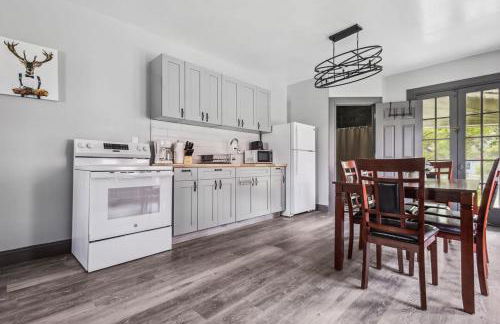 THE 1023 With Private Yard & Parking, Near Falls & Casino by Niagara Hospitality - Foto 14