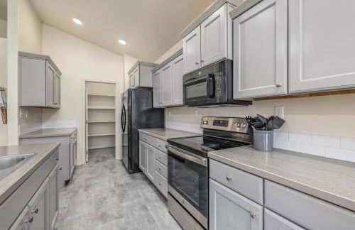 Modern Luxurious 4-bedroom Centrally located home - Foto 13