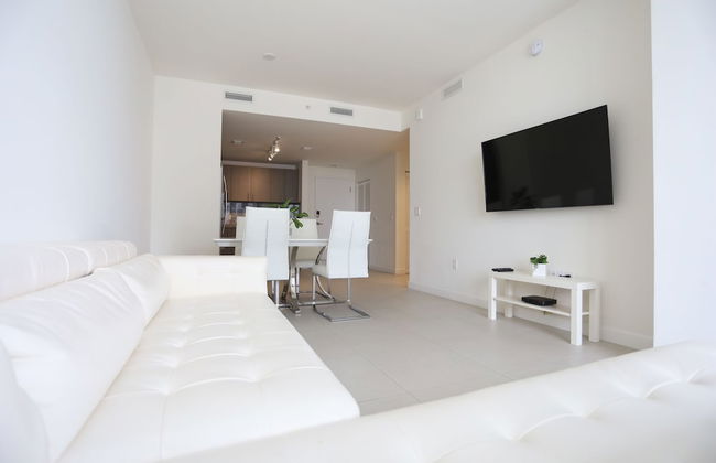 King Bed Full Service Apt - Photo 1