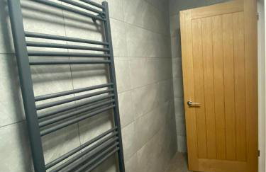 POPPY LUXURY LODGE Sleeps 8 at Fairview Farm, Ravenshead, Nottingham Near Sherwood Forest, Dog Friendly, Farm Stay great for wedding groups, families, Hen Do's, friends gatherings with amazing views - Foto 57