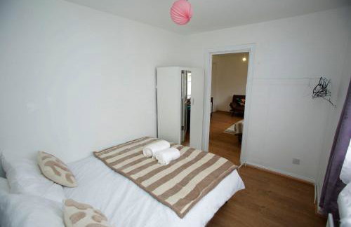 PrimeLuxe Stays - Modern 1BR Apartment with Private Garden Sleeps 4 Near ExCeL and London City Airport - Photo 32