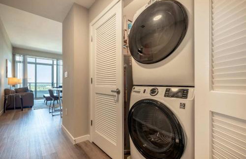 Spacious Harbor Apt with Balcony - Foto 16