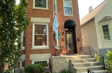 Irving Park updated vintage top unit 2-flat - Photo 2