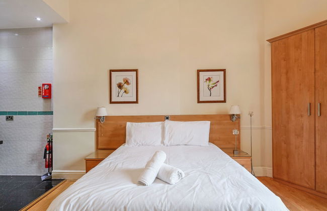 Baker Street Suites - Photo 40