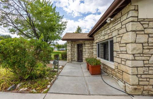 Cozy 2BR Home Near UNR with Large Deck & Parking - Foto 16