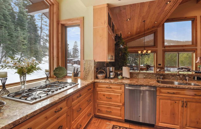 Wulf's Lodge at Olympic Valley Unwind in Hot Tub! - Photo 11