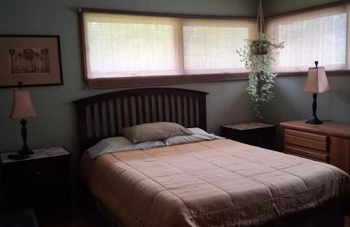 Fully Updated 3-Bedroom Ranch with Stylish Interiors, Full Furnishings, and Backyard Hangout Spaces - Foto 23