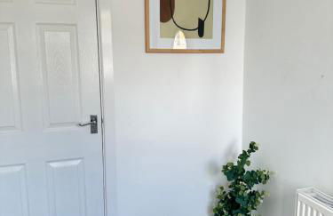 Cozy Family House 10 min from Manchester Airport - Photo 2