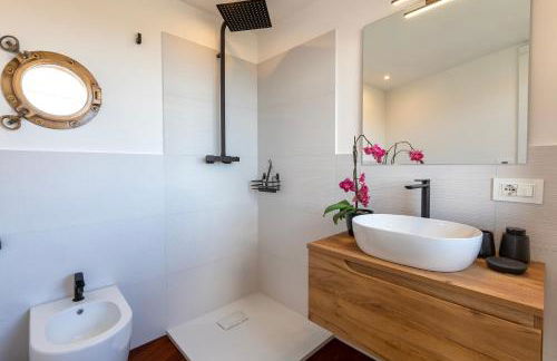 Luxury Seafront Villa with Rooftop Pool & Stunning Sea Views - Foto 64