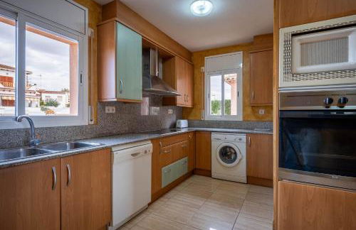 AT130 Casa con piscina privada, aire acondicionado y garaje - Foto 5