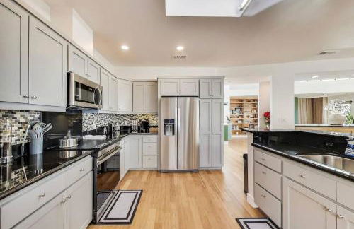 Luxurious Hillside Home wAC & Gorgeous SF Views! - Foto 24