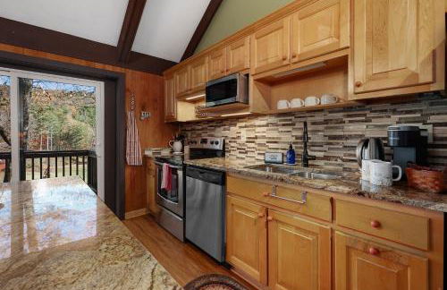 Chicadees Lake Lookout - A wood-burning fireplace, beautiful lake views, king and queen bedrooms, deck dining, and easy access t - Foto 16