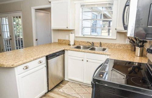 Classic Colonial Home near Main Street - Foto 14