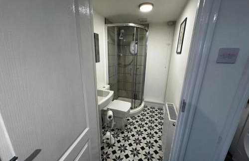 Large 3 bed property - Photo 11