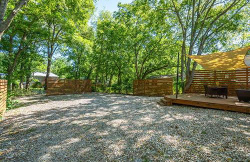 Vineyard Cottage-Pet Friendly & Walk to Oaklawn! - Foto 59