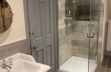 Luxury Boutique Country Cottage With Hot Tub - Photo 24