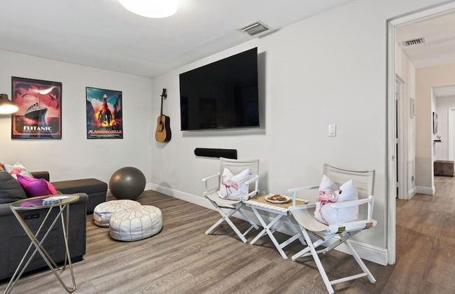 Hot Tub, Firepit, Deck | 10mins to Beach | Middle Terrace Cottage by AvantStay - Foto 17