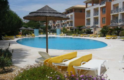 Luxurious first floor apartment with balconies overlooking pool and gardens. - Foto 32