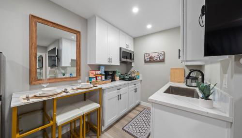 Entire Private Studio with 1 King Bed, Full Kitchen, Gated Yard, Available Now - Foto 2