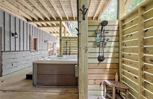 WolfCabin Lux Family Home, Fire Pit, Hot Tub, ADA ramp, ez paved rds - Foto 9