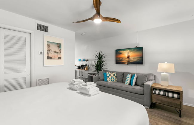 Studio w/ King Bed Heated Pool, Steps to Beach! - Foto 2