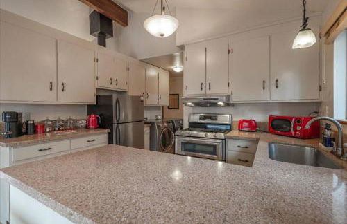 Cozy Pet-Friendly Cabin w Fenced-In Yard Close to Slopes Beach Town - Foto 7