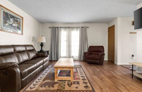 Alaskan WolfDen Close to airport centrally located - Photo 33