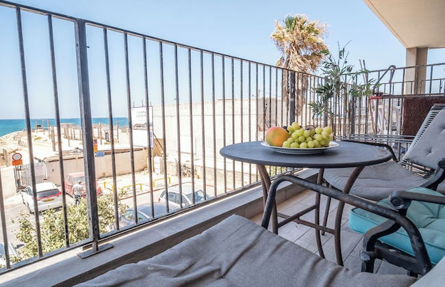 Stylish 1BR Beach-Front Apt w Sea View - Foto 21