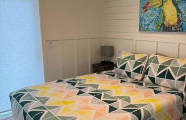 Cheerful 7 Bdrm Home with Private Pool One Block from Beach - Foto 25