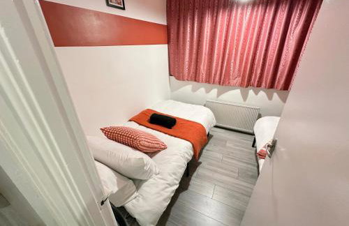 Spacious Luton Airport Accommodation - Perfect for Contractors, Families, Tourists & Long Stays - Foto 24