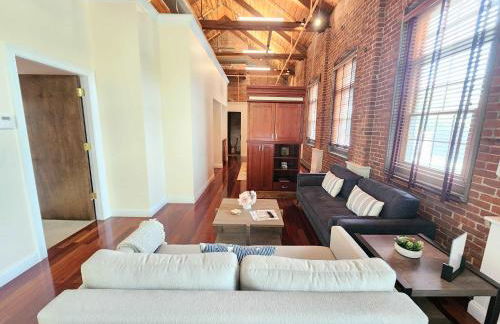 Jennifer's Historic Riverfront Loft Private Patio - Foto 7