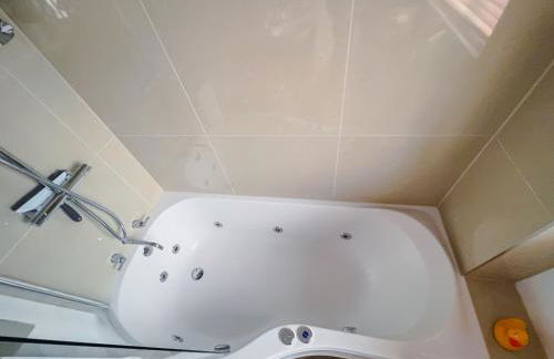 Bright & Cosy - Jacuzzi - Log Burner - King Beds - Foto 21