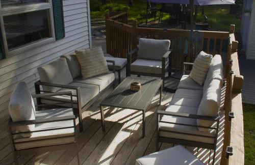 Cozy Pocono Home with a Hot Tub, Fire pit, Karaoke, Games and more! - Foto 22