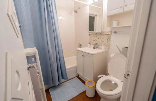 Cozy 1-Bedroom House in Tranquil Skokie With Free Parking - Foto 11