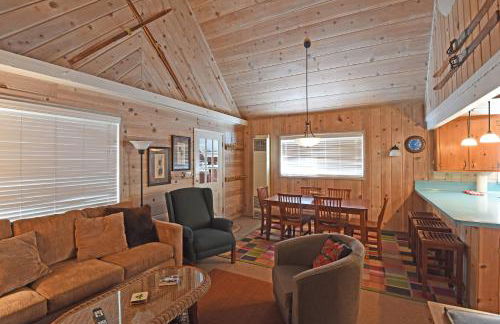 Woodland Chalet - 2 miles from Beach Access - Foto 5